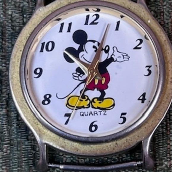 Mickey Mouse Quartz Analog Wristwatch Classic Disney Design Needs Band & Battery - Picture 3 of 3